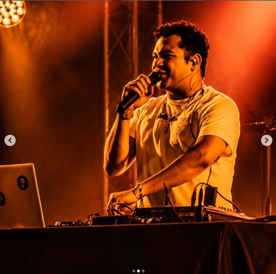 DJ Pnda au micro et aux platines sous les lumières de scène